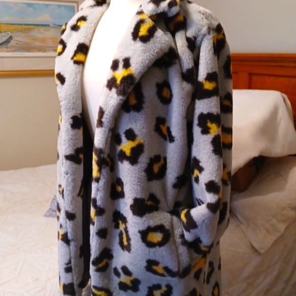 5⭐️s! Striking, SOFT, and fluffy, open-front Teddy bear style jacket - Picture 2 of 9